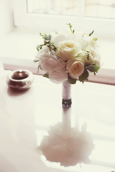 Buquê de casamento com rosas brancas — Fotografia de Stock