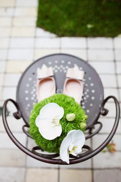 Ramo de boda con falaenopsis y zapatos de novia — Foto de Stock