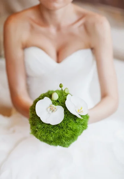 Bride holding  weeding bouquet — Stock Photo, Image