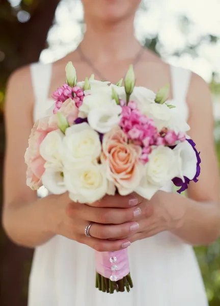 Bride holding  weeding bouquet — Stock Photo, Image