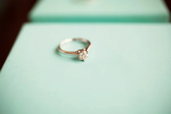Anel com um diamante — Fotografia de Stock