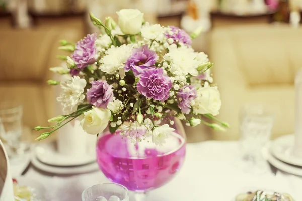 Vit och rosa bröllopsbukett — Stockfoto
