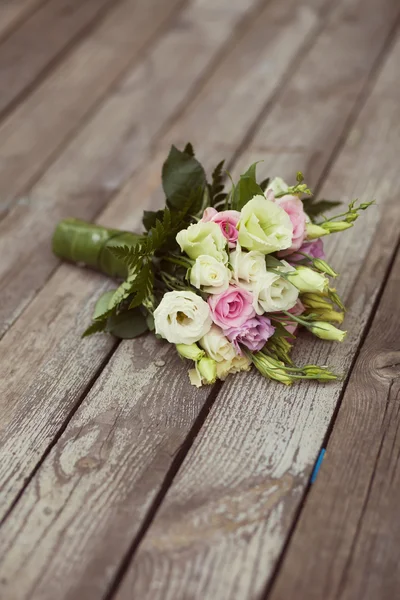 Bouquet da sposa bianco e rosa nel parco — Foto Stock