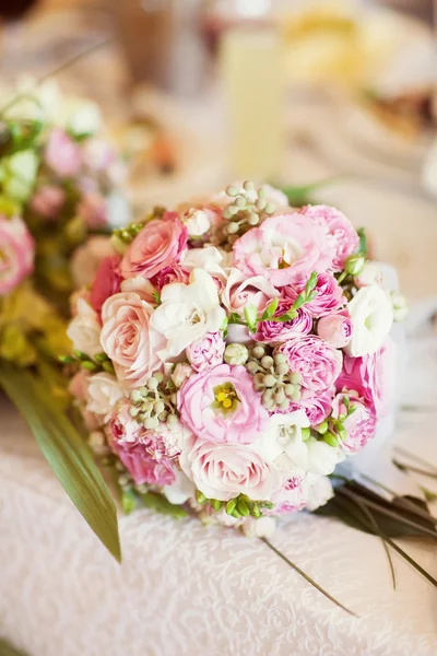 Ramo de boda blanco y rosa — Foto de Stock