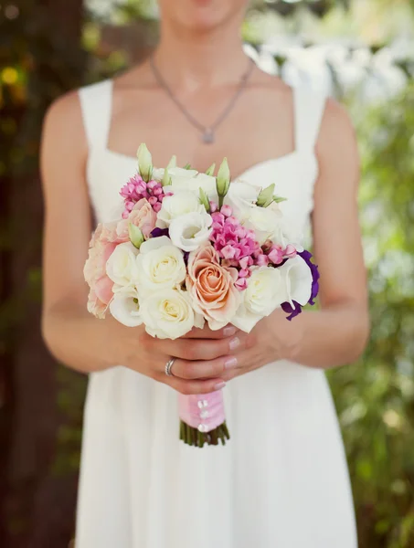 Sposa in un abito bianco con un bouquet — Foto Stock