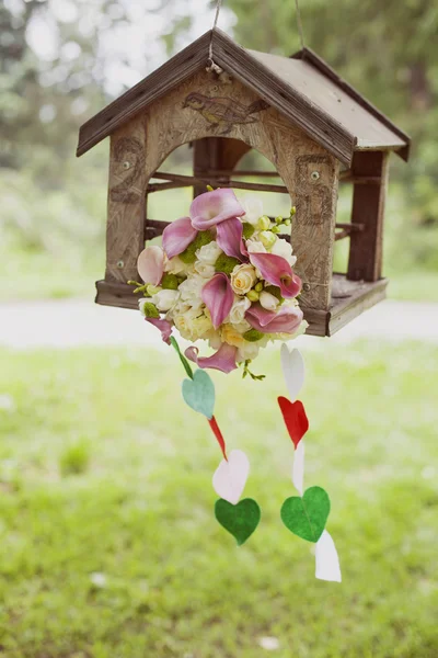 Bouquet da sposa nel parco Immagine Stock