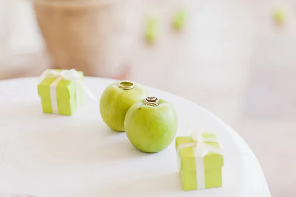Anéis de casamento e maçãs verdes Fotografias De Stock Royalty-Free