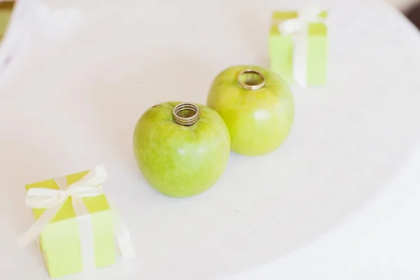 Anillos de boda y manzanas verdes Fotos De Stock