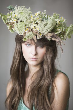 Saçında bir çelenk ile güzel esmer kız