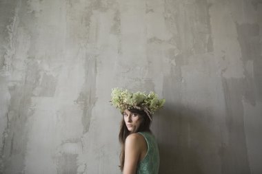 Saçında bir çelenk ile güzel esmer kız