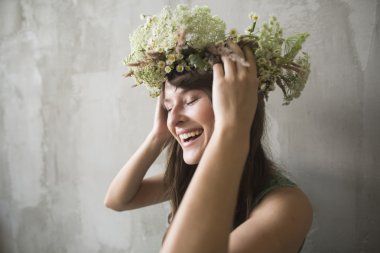 Saçında bir çelenk ile güzel esmer kız