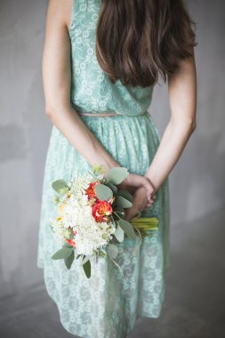 Düğün buketi gelin elinde rustik tarzda