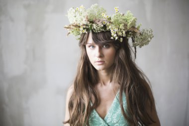 Saçında bir çelenk ile güzel esmer kız