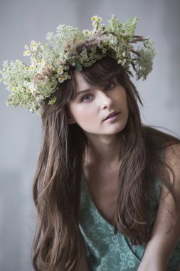 Saçında bir çelenk ile güzel esmer kız