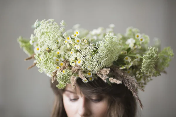 Beautiful brunette girl with a wreath in her hair — Stock Photo, Image