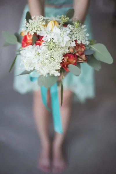 Bröllop bukett i rustik stil i händerna på bruden — Stockfoto