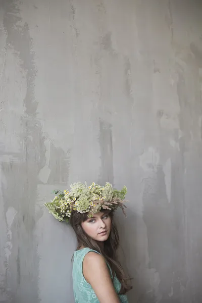 सुंदर ब्रुनेट गर्ल साथ एक wreath में तिचे केस — स्टॉक फोटो, इमेज