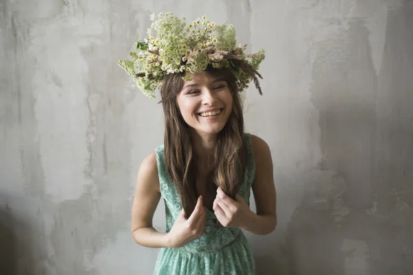 Schöne brünette Mädchen mit einem Kranz im Haar — Stockfoto