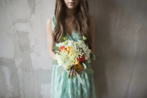 A menyasszony kezében egy rusztikus stílusú esküvői csokor — Stock Fotó