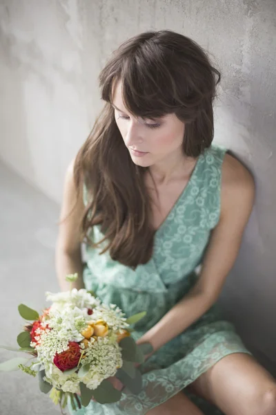 Hermosa chica morena con un ramo de flores —  Fotos de Stock