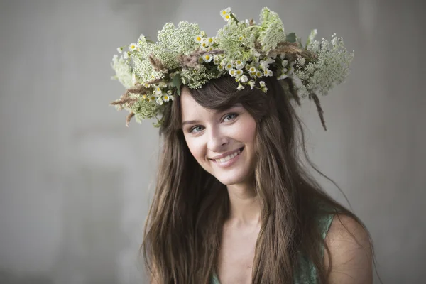 Krásná brunetka s věncem v jejích vlasech — Stock fotografie