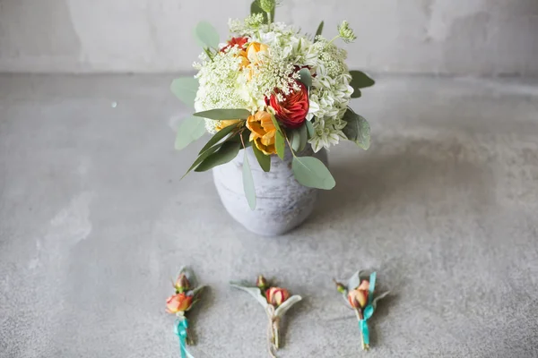 在一个乡村风格与胸花的婚礼花束 — 图库照片