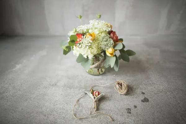 Bukiet ślubny w stylu rustykalnym z boutonniere — Zdjęcie stockowe