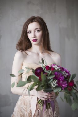 pembe elbisenin içinde lüks gelin düğün buketi şarap ile 