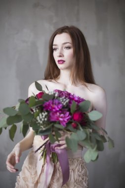 pembe elbisenin içinde lüks gelin düğün buketi şarap ile 