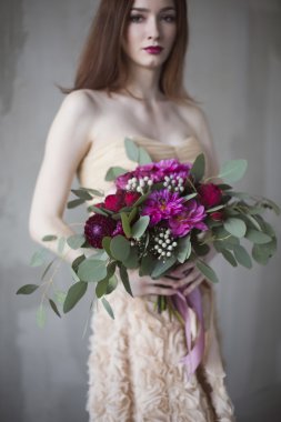 pembe elbisenin içinde lüks gelin düğün buketi şarap ile 