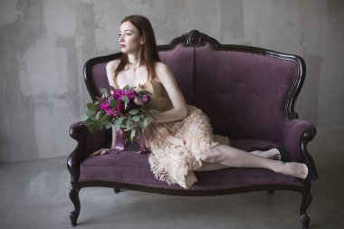 pembe elbisenin içinde lüks gelin düğün buketi şarap ile