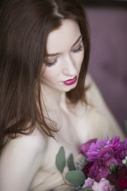 pembe elbisenin içinde lüks gelin düğün buketi şarap ile