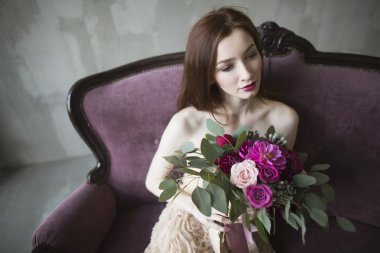 pembe elbisenin içinde lüks gelin düğün buketi şarap ile