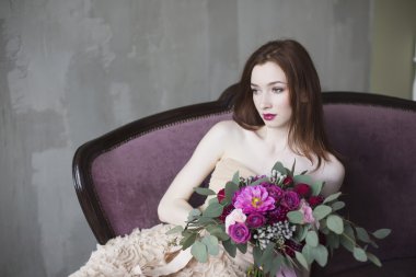 pembe elbisenin içinde lüks gelin düğün buketi şarap ile 