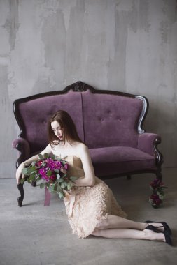 pembe elbisenin içinde lüks gelin düğün buketi şarap ile 