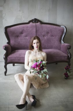 pembe elbisenin içinde lüks gelin düğün buketi şarap ile 