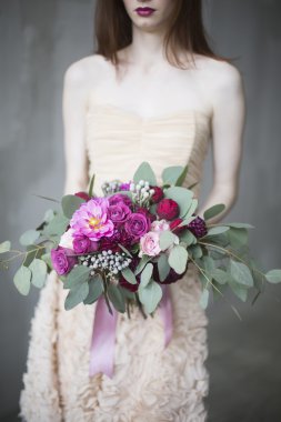 pembe elbisenin içinde lüks gelin düğün buketi şarap ile 