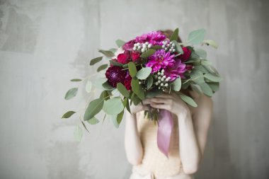 Kırmızı ve bordo renkli gelin buketi