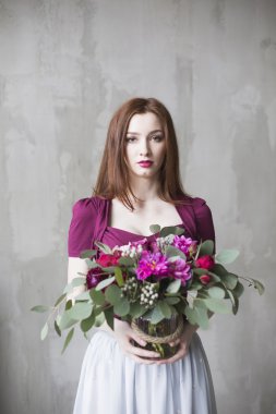 pembe elbisenin içinde lüks gelin düğün buketi şarap ile 