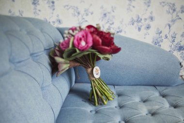 Kırmızı ve pembe güller ve peonies düğün buketi