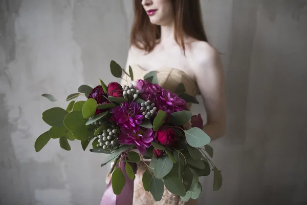 Mariée de luxe dans une robe rose avec un bouquet de mariage dans le vin — Photo