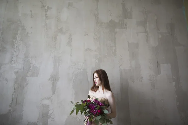 Sposa di lusso in un abito rosa con un bouquet da sposa nel vino — Foto Stock