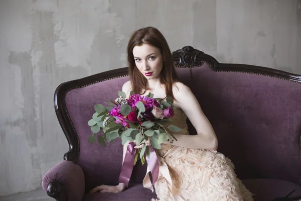 Lyx brud i en rosa klänning med en bröllop bukett i vinet — Stockfoto