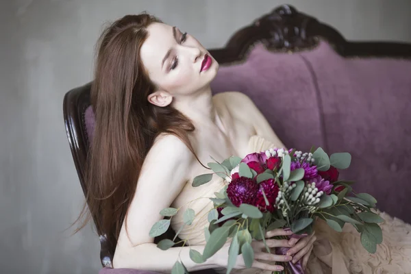 Mariée de luxe dans une robe rose avec un bouquet de mariage dans le vin — Photo