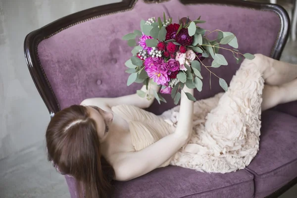 Luxusbraut im rosa Kleid mit einem Brautstrauß im Wein — Stockfoto