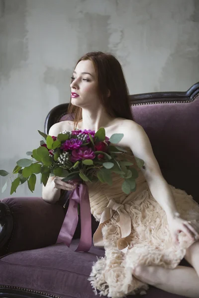 เจ้าสาวหรูหราในชุดสีชมพูกับช่อดอกไม้แต่งงานในไวน์ — ภาพถ่ายสต็อก