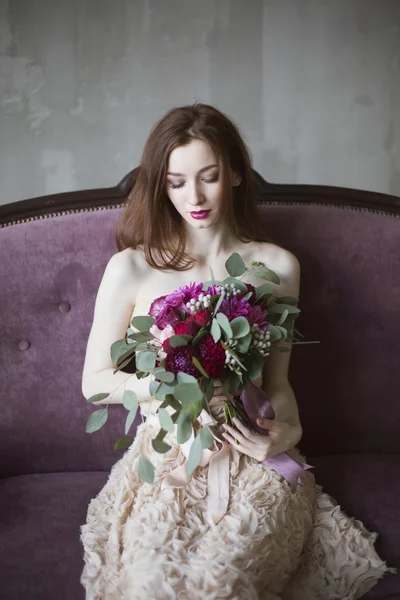 Noiva de luxo em um vestido rosa com um buquê de casamento no vinho — Fotografia de Stock