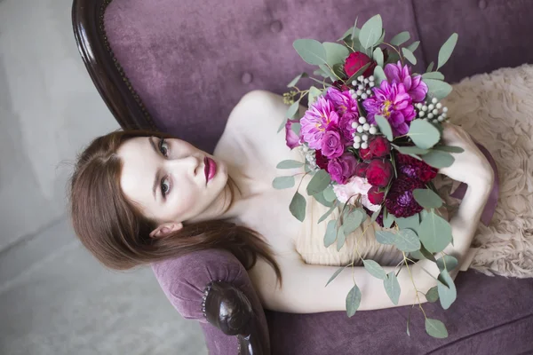 Luksusbrud i rosa kjole med bryllupsbukett i vinen – stockfoto