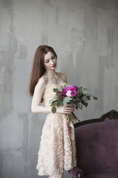 Luxury bride in a pink dress with a wedding bouquet in the wine — Stock Photo, Image