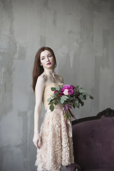 Luxe bruid in een roze jurk met een boeket van de bruiloft in de wijn — Stockfoto